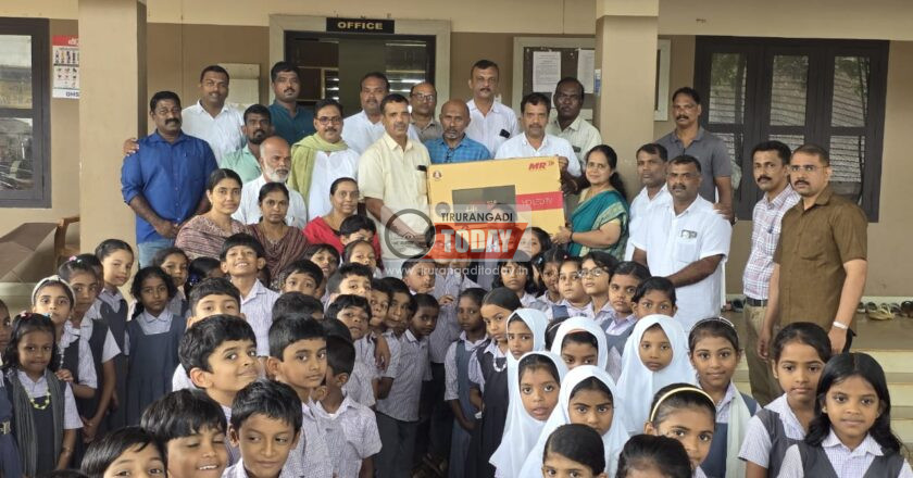 കൊളപ്പുറം സ്‌കൂളിനെ സ്മാര്‍ട്ടാക്കാന്‍ കോണ്‍ഗ്രസ് കമ്മിറ്റി ടി വി വിതരണം ചെയ്തു