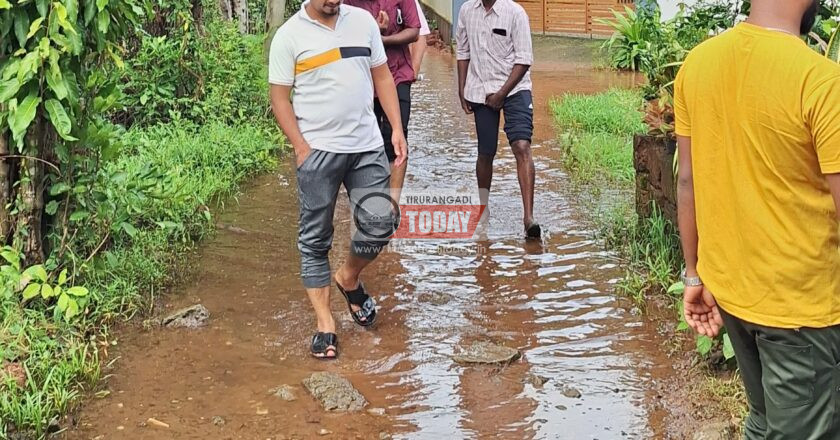 കിണറുകളില്‍ അടക്കം മലിനജലം : വെള്ള കെട്ടില്‍ ദുരിതത്തില്‍ എആര്‍ നഗര്‍ നിവാസികള്‍, അധികൃതര്‍ സ്ഥലം സന്ദര്‍ശിക്കുന്നില്ലെന്ന് പരാതി