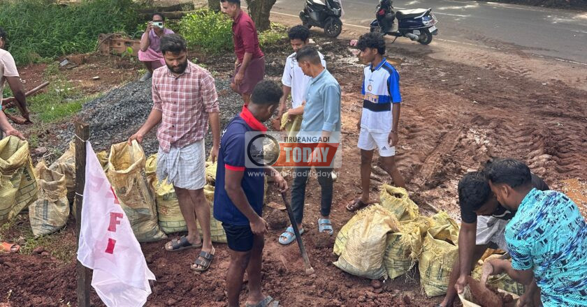 കൊളപ്പുറം റോഡിലെ വെള്ളക്കെട്ട് ; യാത്ര ദുരിതത്തിന് അറുതി വരുത്തി നടവഴി ഒരുക്കി ഡിവൈഎഫ്‌ഐ