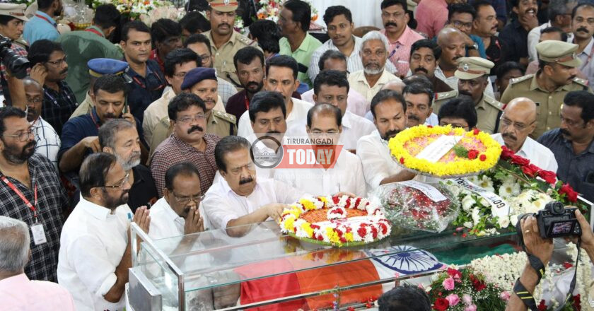 വിപ്ലവ നായകനെ അവസാനമായി ഒരു നോക്ക് കാണാന്‍ ജനപ്രവാഹം