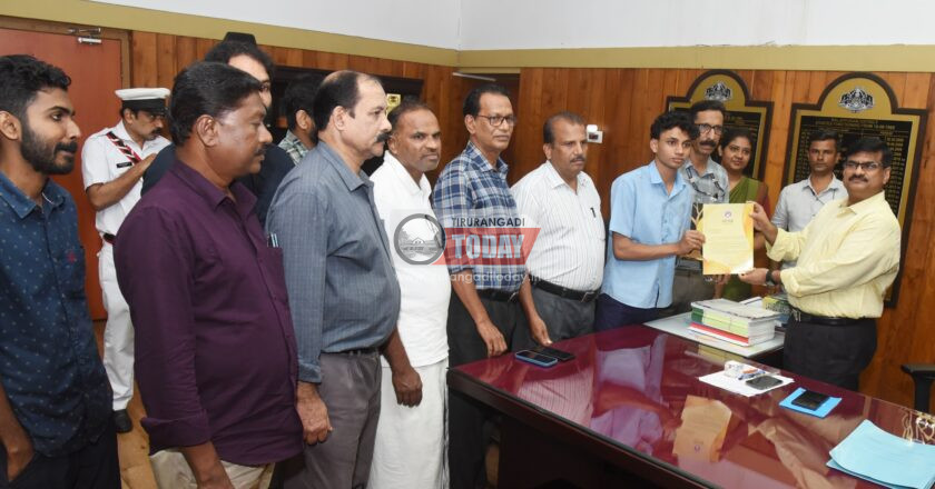 കുളത്തില്‍ മുങ്ങിത്താഴ്ന്ന മൂന്നുകുട്ടികളെ രക്ഷിച്ച ഷാമിലിന് ജില്ലാ കളക്ടറുടെ അനുമോദനം