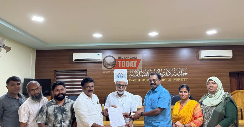 ഫൂട്ട് ഓവര്‍ ബ്രിഡ്ജ് നിര്‍മിക്കുന്നതിന് സ്ഥലം ആവശ്യപ്പെട്ട് ദാറുല്‍ ഹുദ അധികൃതര്‍ക്ക് നിവേദനം നല്‍കി