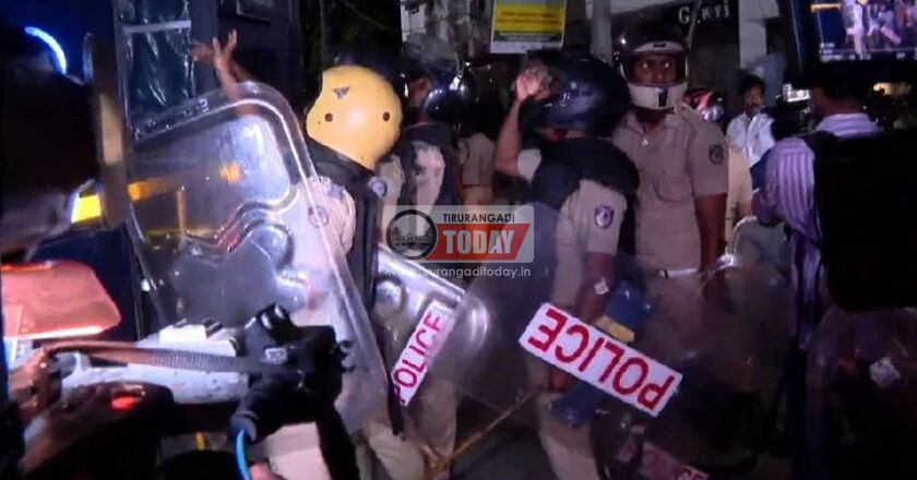 ഷാഫി പറമ്പില്‍ എംപിയെ തടഞ്ഞ സംഭവം ; പ്രതിഷേധ മാര്‍ച്ചിനിടെ പൊലീസിന് നേരെ തീപന്തമെറിഞ്ഞു ; വധശ്രമം അടക്കം ചുമത്തി 28 പേര്‍ക്കെതിരെ കേസെടുത്ത് പൊലീസ്