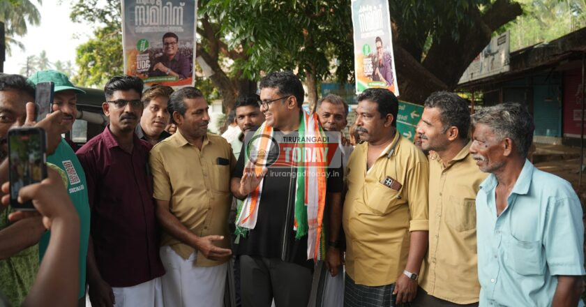 ഓട്ടോ തൊഴിലാളികളോട് സംവദിച്ച് പി.എം.എ സമീർ